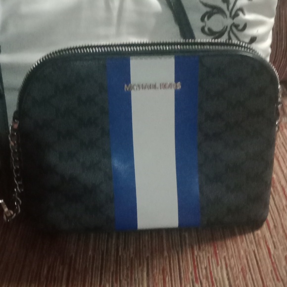 Micheal Kors crossbody handbag - Picture 2 of 5